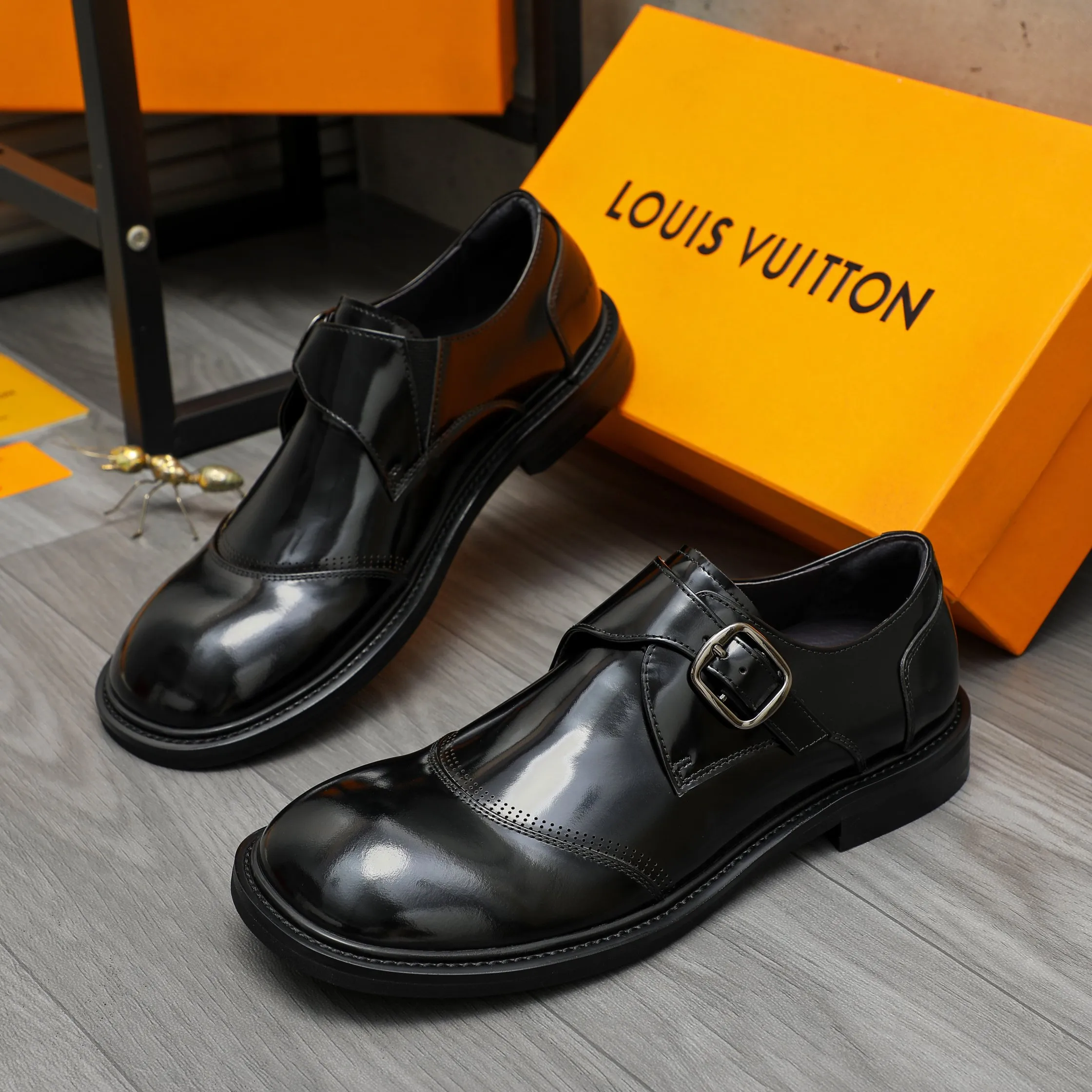 Men's Men's Shoes 💰580 Product trademark: LV "Louis Vuitton" business buckle slip-ons Leather shoes Regular size: 37-46 Product materials: Selected high-quality pearlescent cowhide upper, pigskin lining, rubber outsole